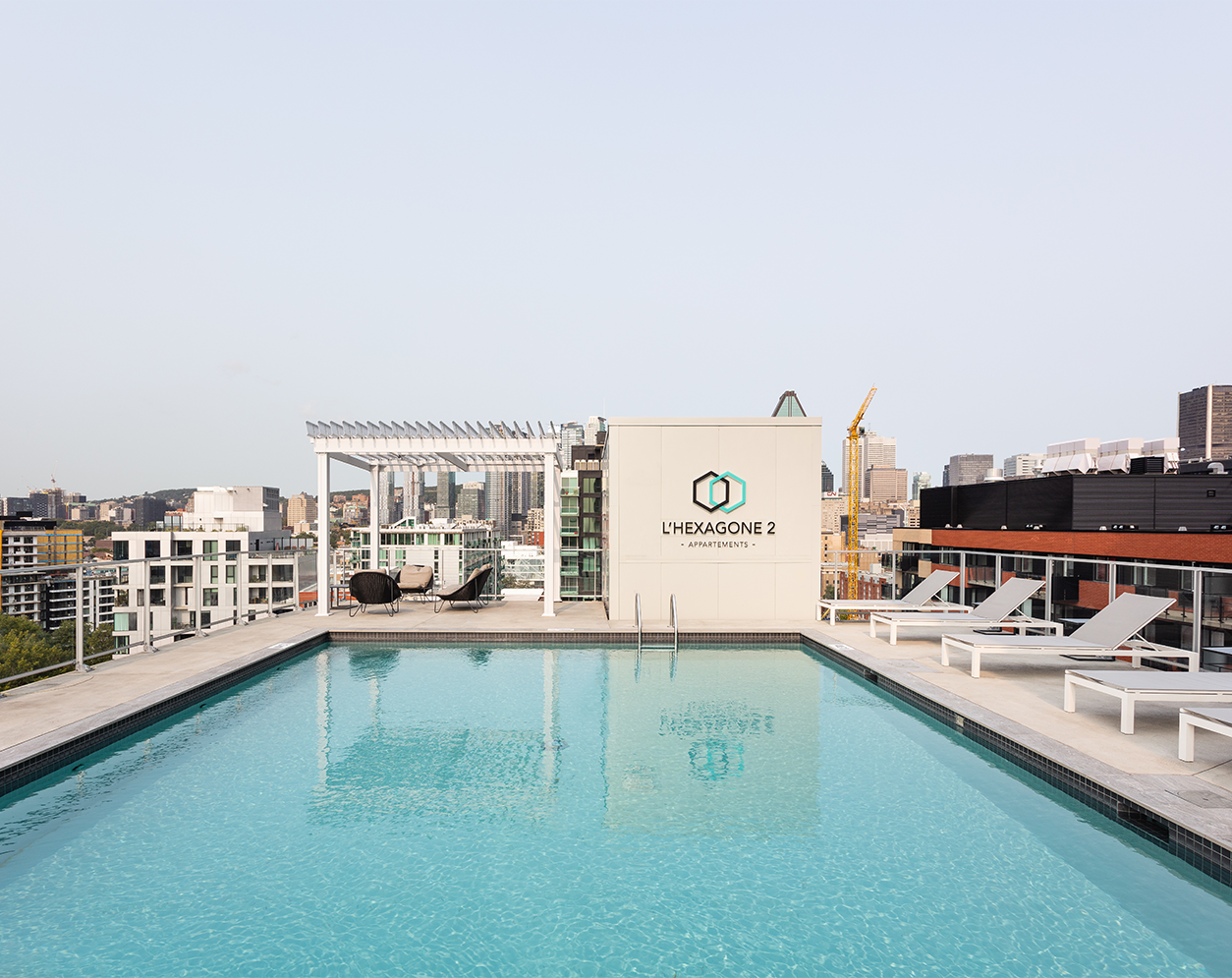 La piscine d'Hexagone Appartements avec vue sur le centre-ville de Montréal