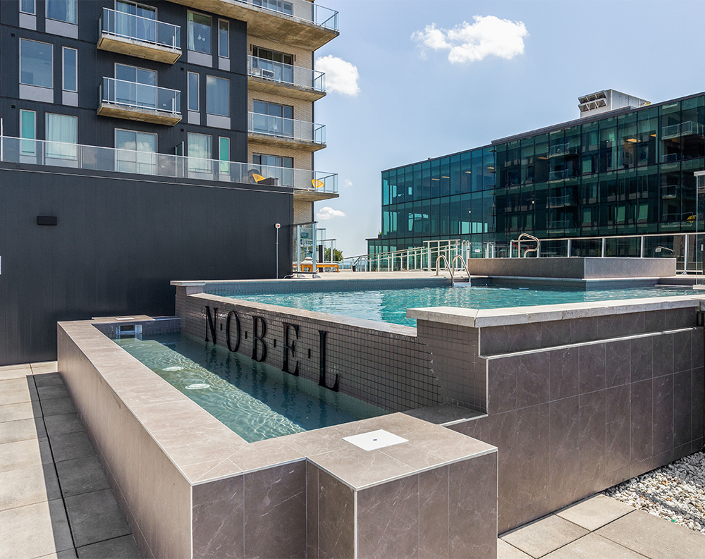 La piscine de Nobel Appartements avec vue sur le Solar Uniquartier